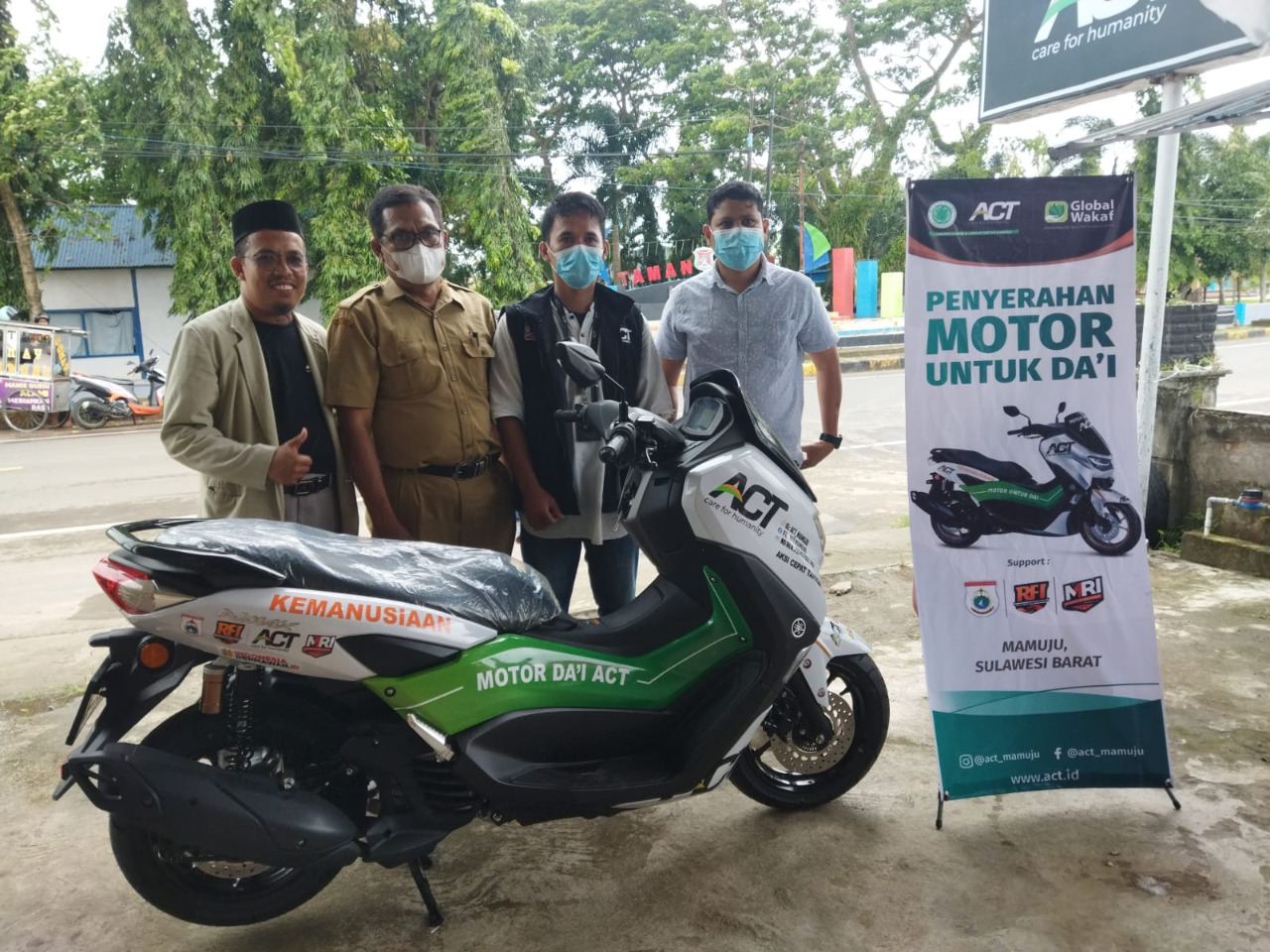 Mudahkan Dakwah, Donatur Global Wakaf-ACT Mamuju Beri Motor untuk Dai