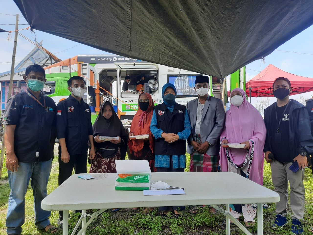 Humanity Food Truck ACT Bagi Makan Gratis untuk Korban Bencana di Barru