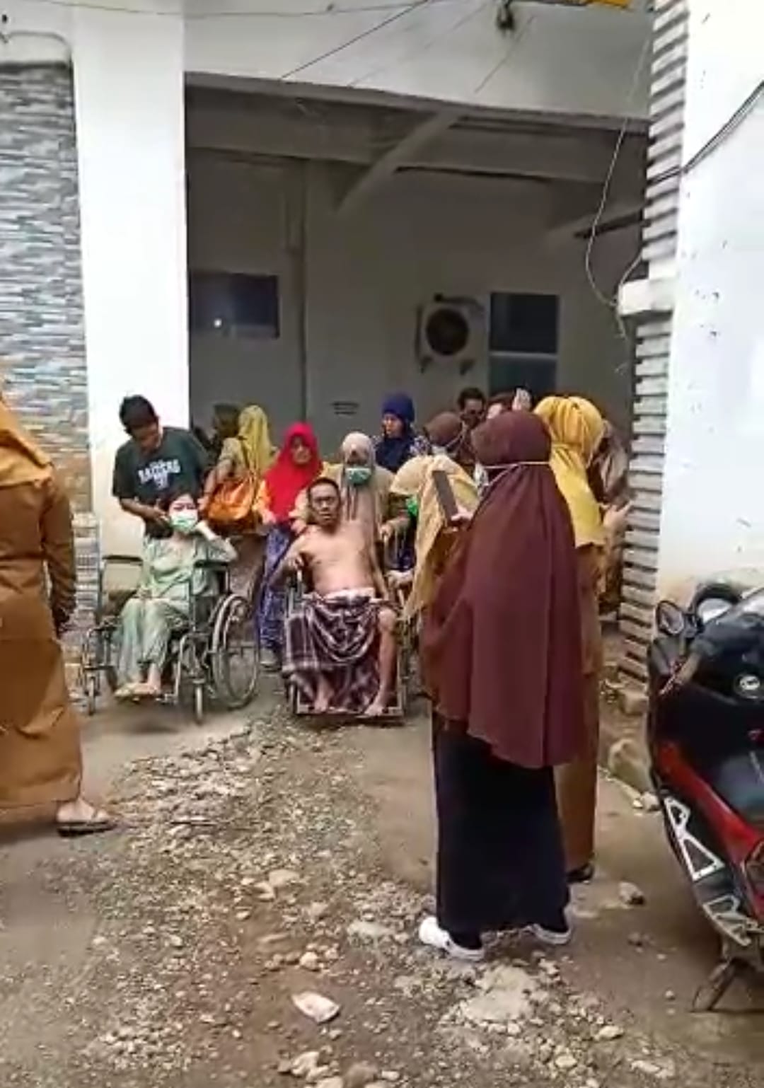 Pasien RS Dievakuasi, Pegawai Berhamburan