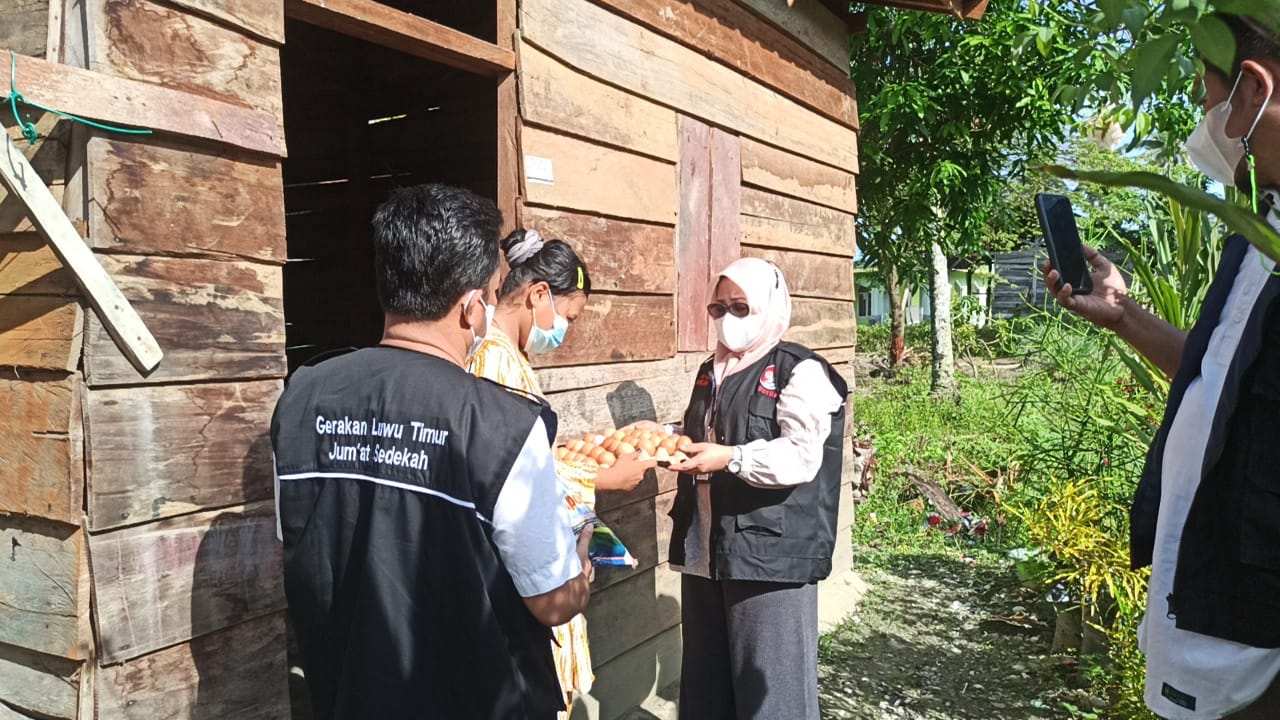 Warga Dusun Podomoro Terima Paket Sedekah Jumat