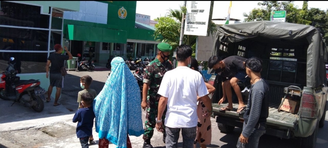 Babinsa Antar Jemput Warga untuk Vaksinasi