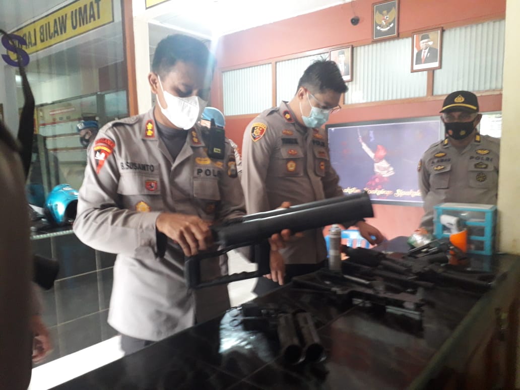 Wakapolrestabes Periksa Senpi Anggota Polsek Makassar