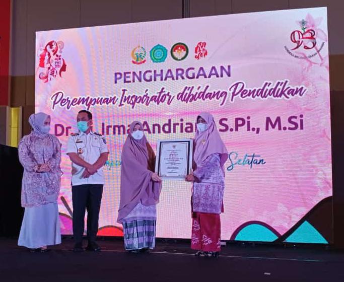 Irma Andriani Raih Penghargaan Perempuan Inspirator