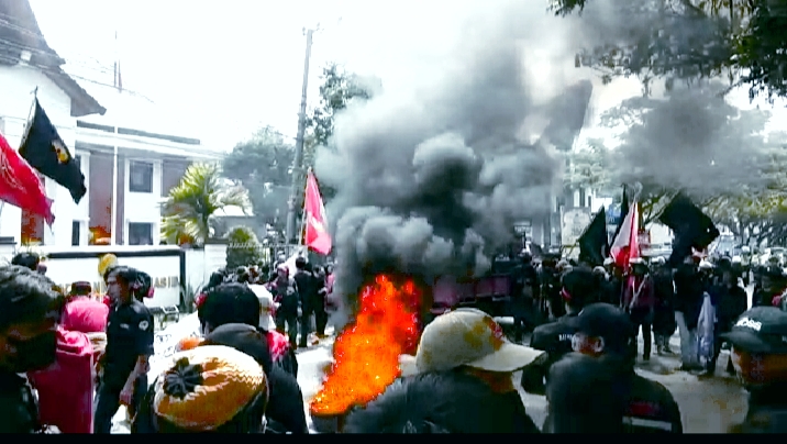 Unjuk Rasa Gabungan di PN Ricuh