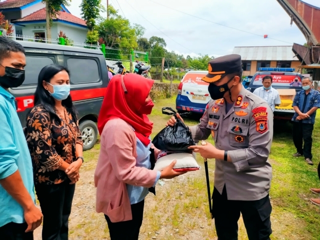 Usai Divaksinasi, 50 Guru Honor Terima Sembako