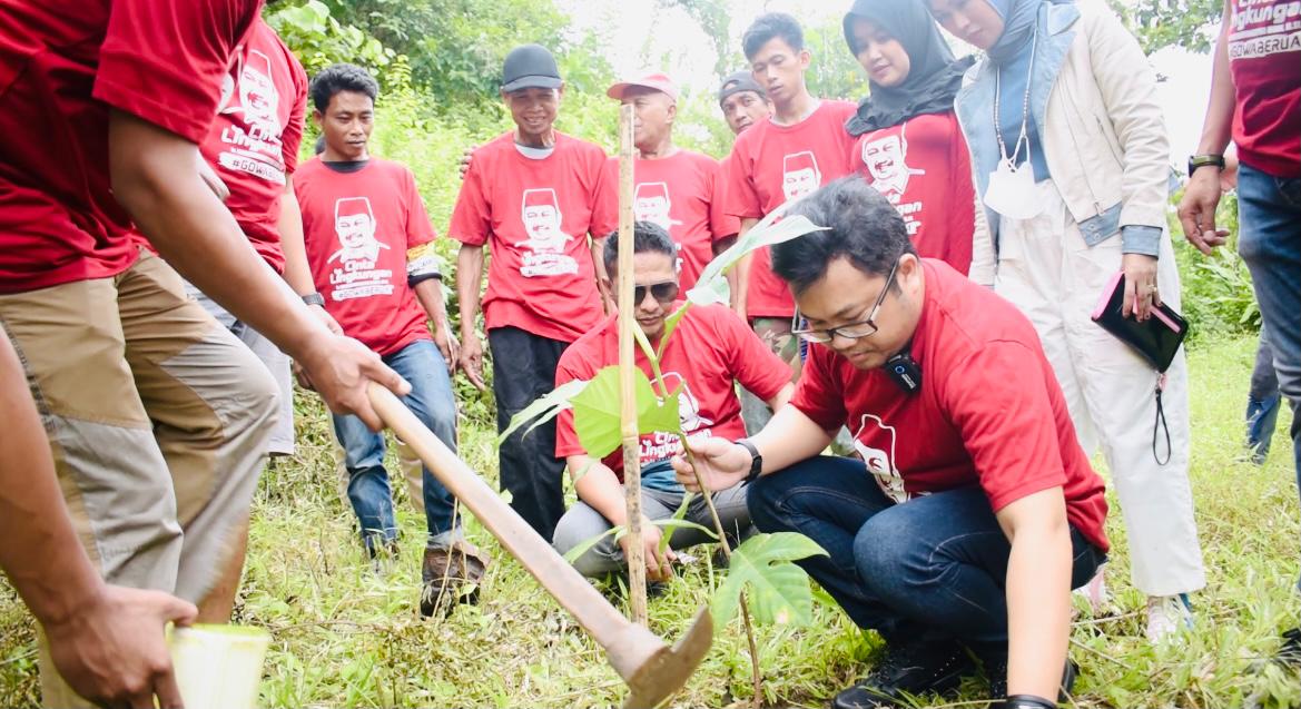 Darmawangsyah Muin Tanam Pohon Bersama Warga