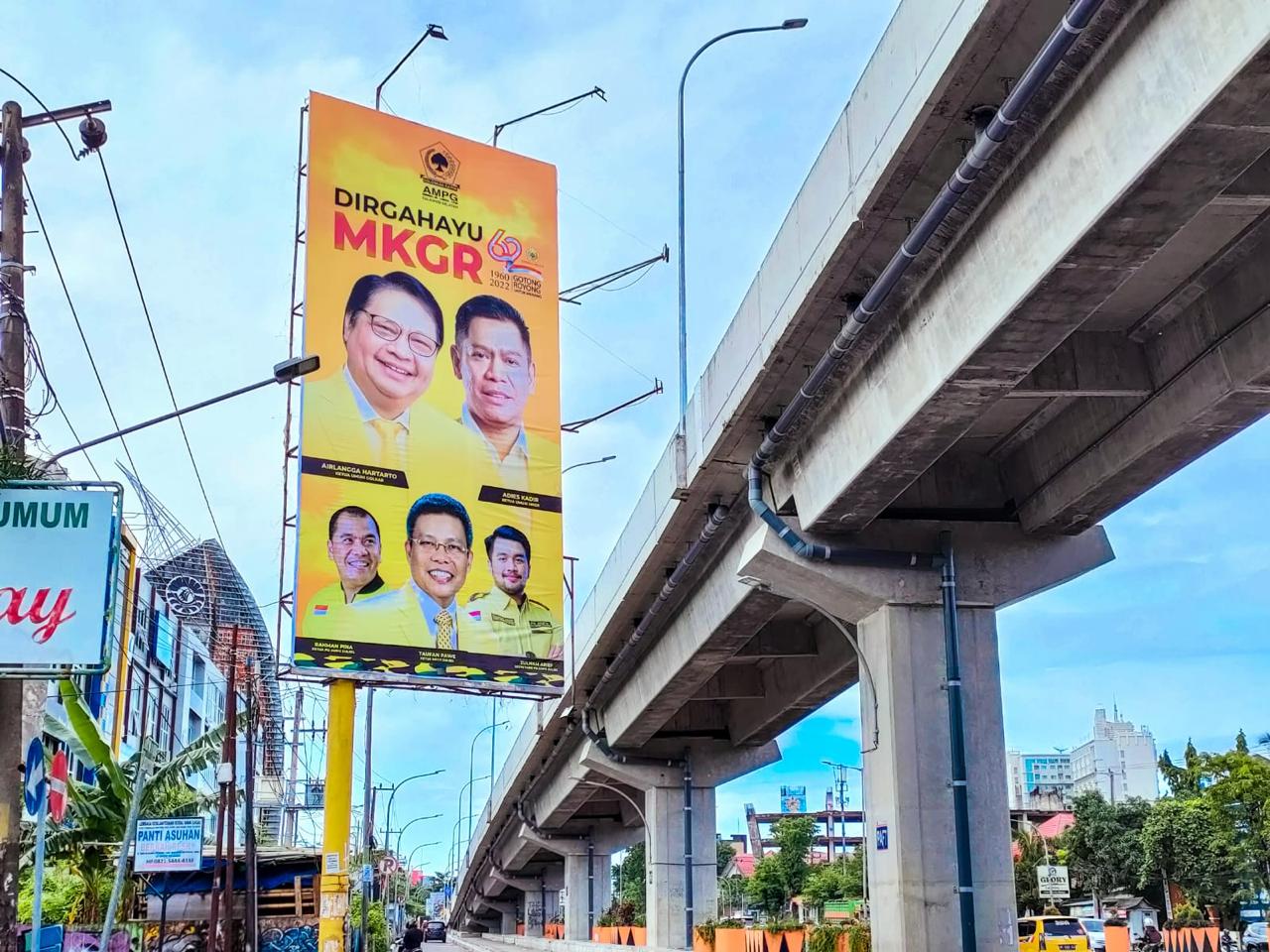 Bilboard MKGR dan Golkar Ramaikan Jalan Makassar