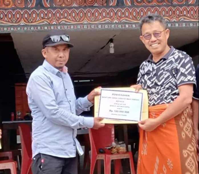 Legislator Golkar  Sulsel Serahkan Bantuan Rumah Ibadah