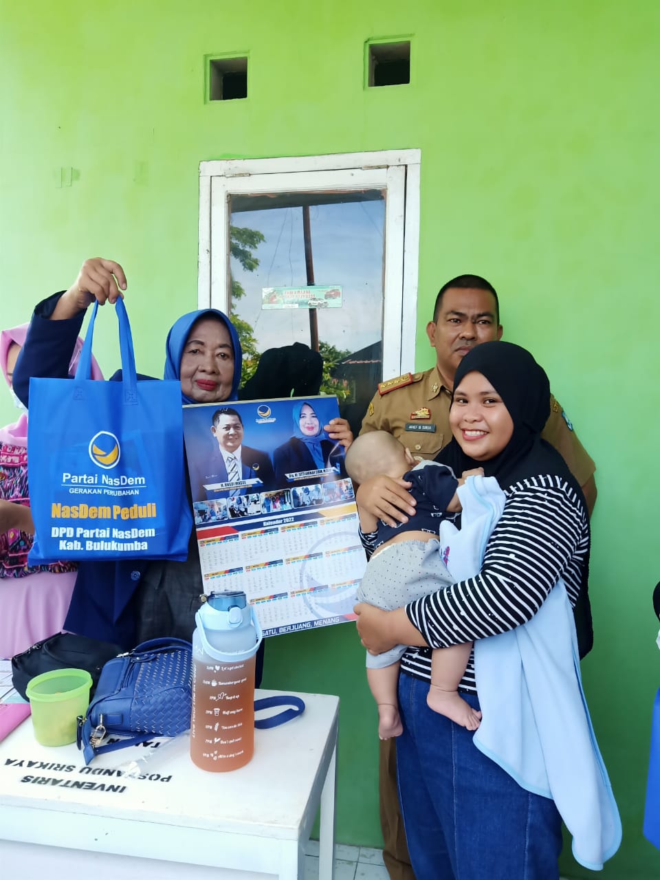 Sitti Aminah Bagi Biskuit Ibu hamil dan Balita