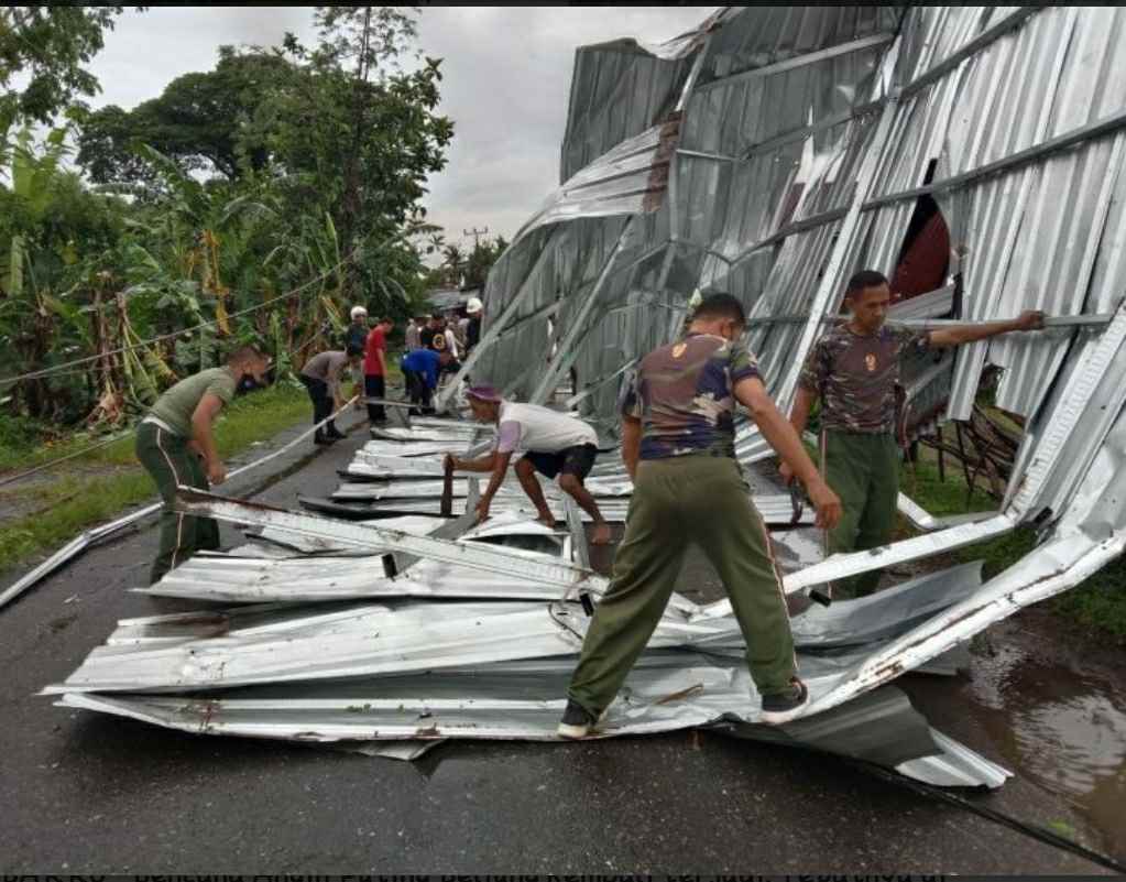 Koramil 1405-06/Barru Bantu Warga  Korban Puting Beliung.