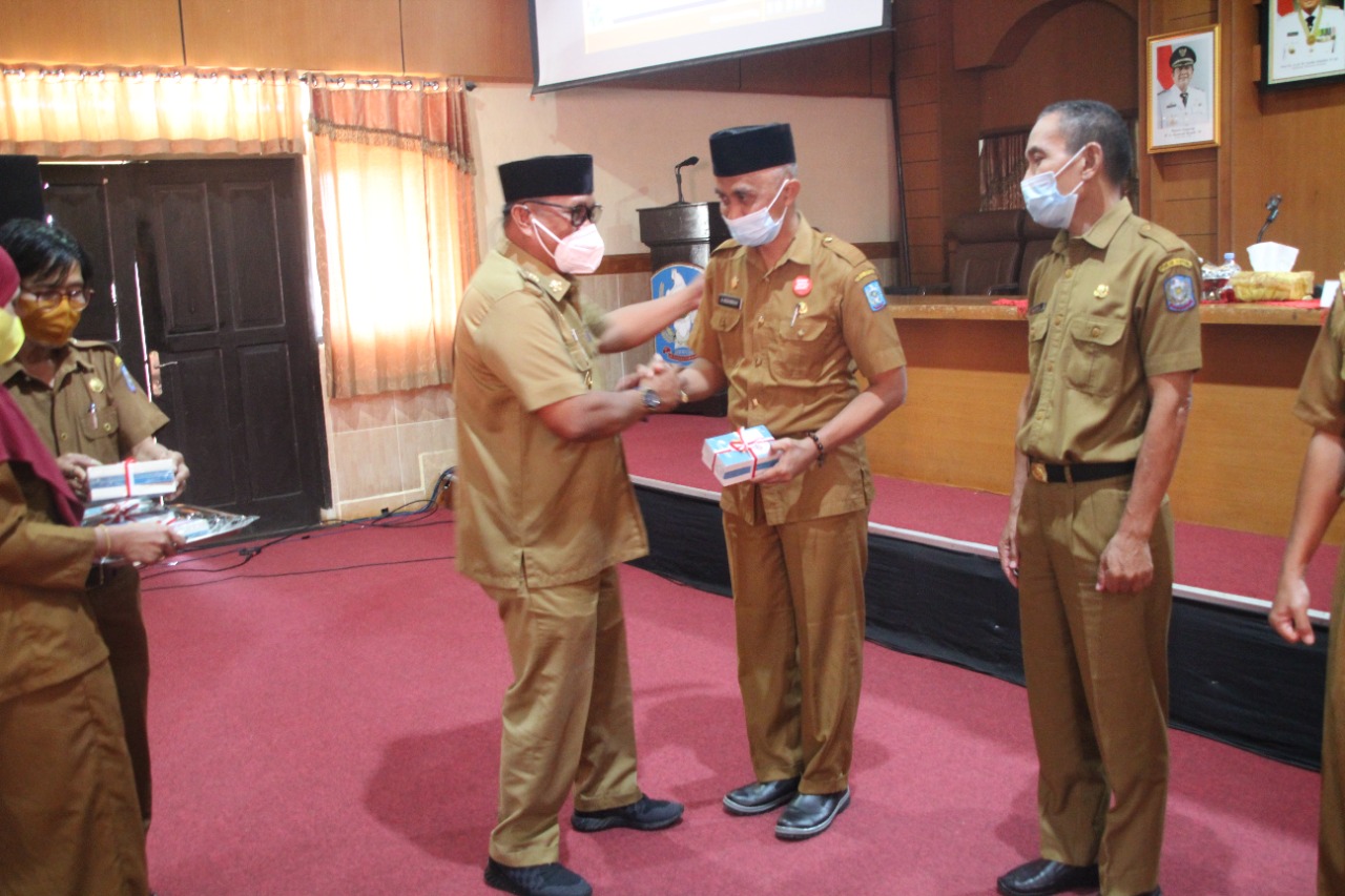 Wakil Bupati Soppeng Menyerahkan Buku Saku Anti Korupsi
