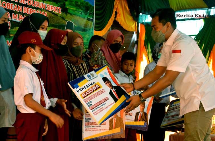 Mitra Fakhruddin MB Rela Keluar Masuk Desa Serahkan Beasiswa