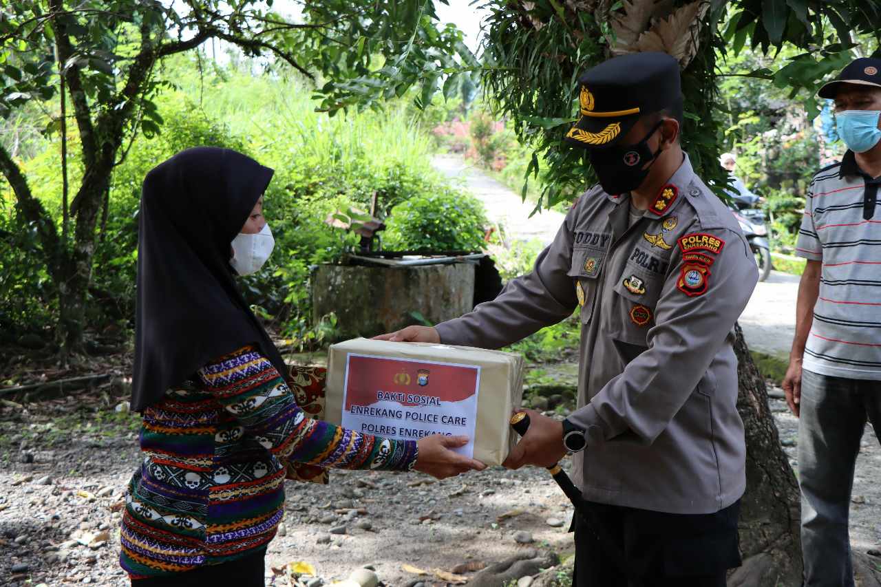 Kapolres Enrekang Santuni Janda Beranak Lima