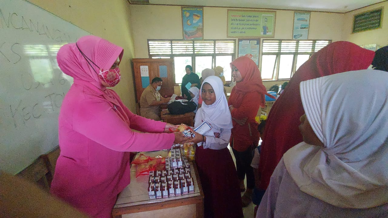 Bhayangkari Ranting Tompobulu Libatkan Diri Sukseskan Vaksin Anak