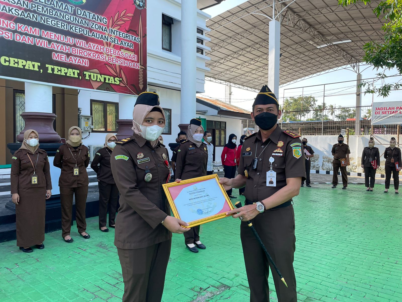 Kajari Selayar Berikan Reward Kepada Jaksa Wita Oktadeanti