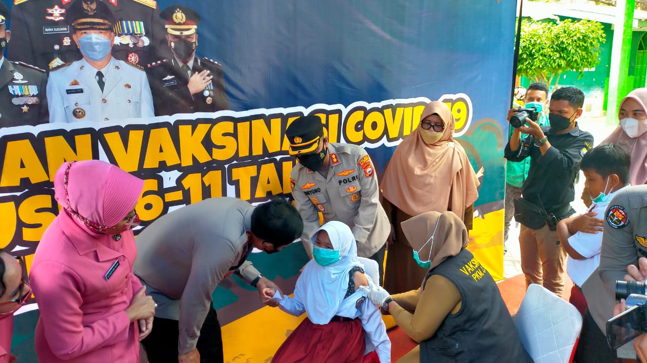 Dua Anak Kapolres Bulukumba Ikut Divaksin
