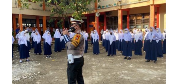 Polantas Polres Parepare Menyasar Sekolah Melakukan Sosialisasi Tertib Lalu Lintas