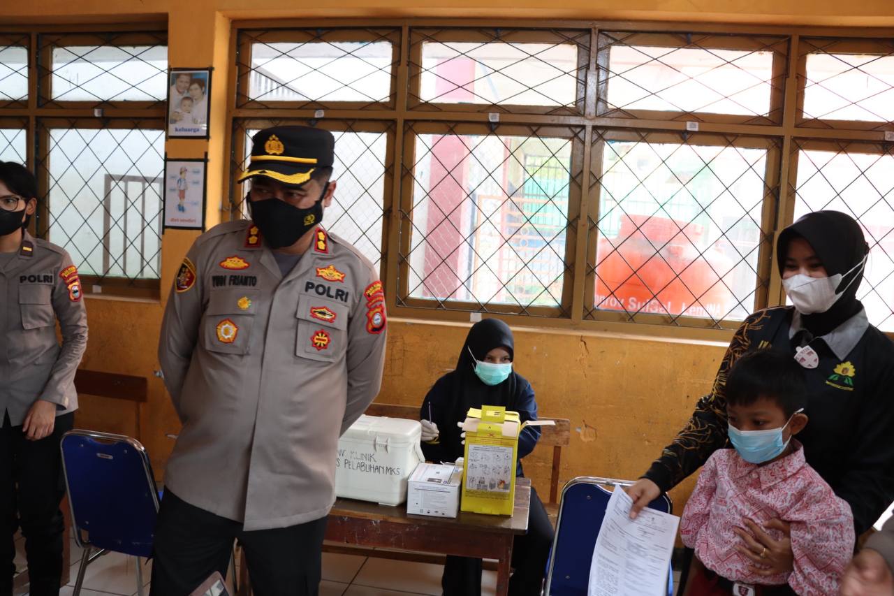 Kapolres Pelabuhan Makassar Pantau Vaksinasi di Sekolah Dasar