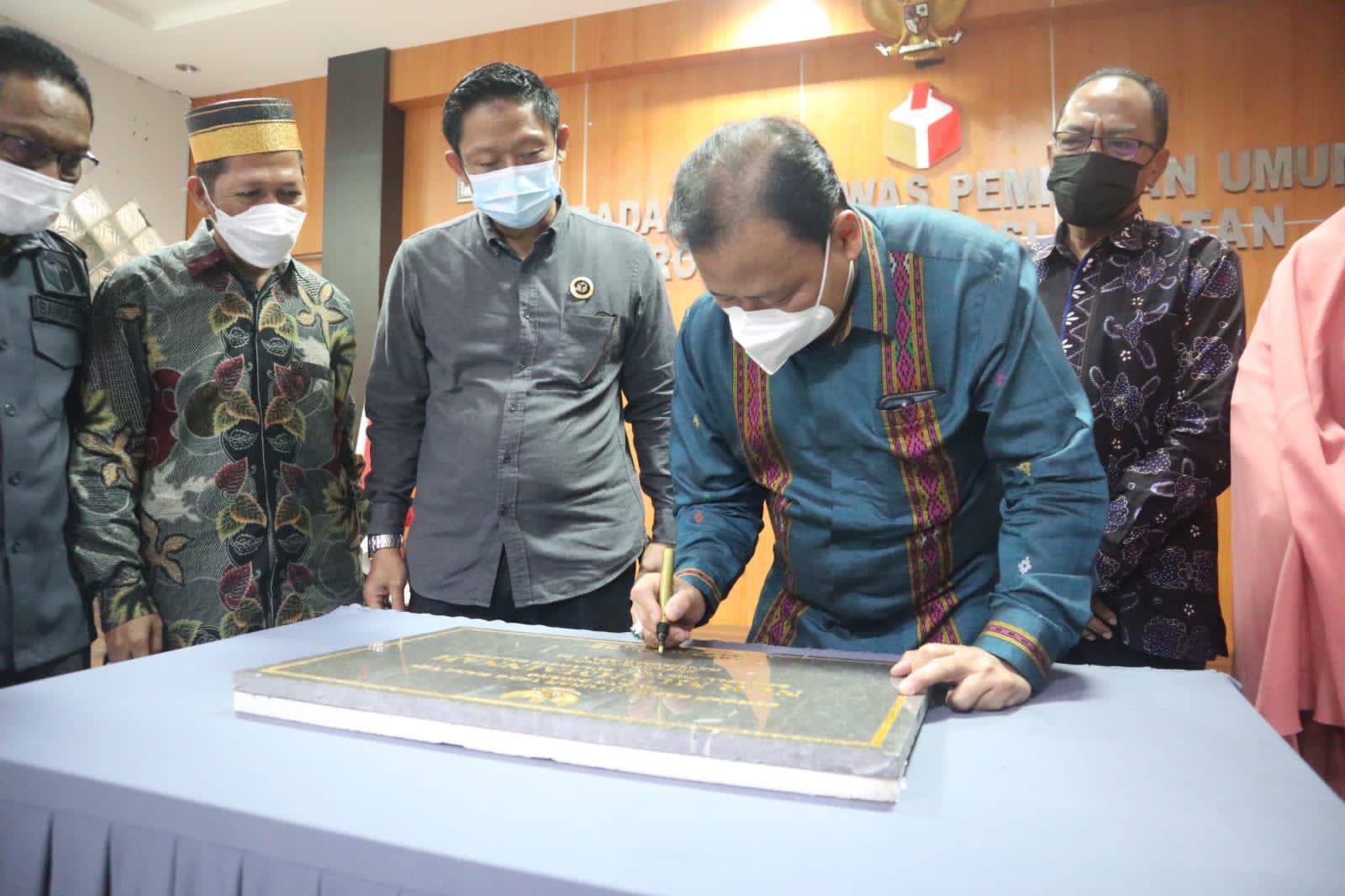 Abhan Resmikan Ruang Sidang Nur Muthmainnah Bawaslu Sulsel