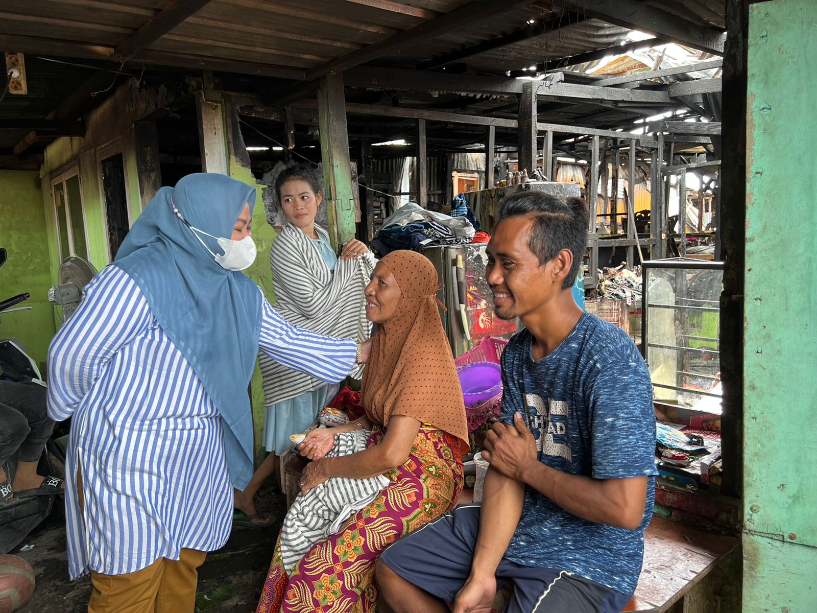 Andi Astiah Tinjau Warga Korban Kebakaran dan Dampingi Lansia Vaksin
