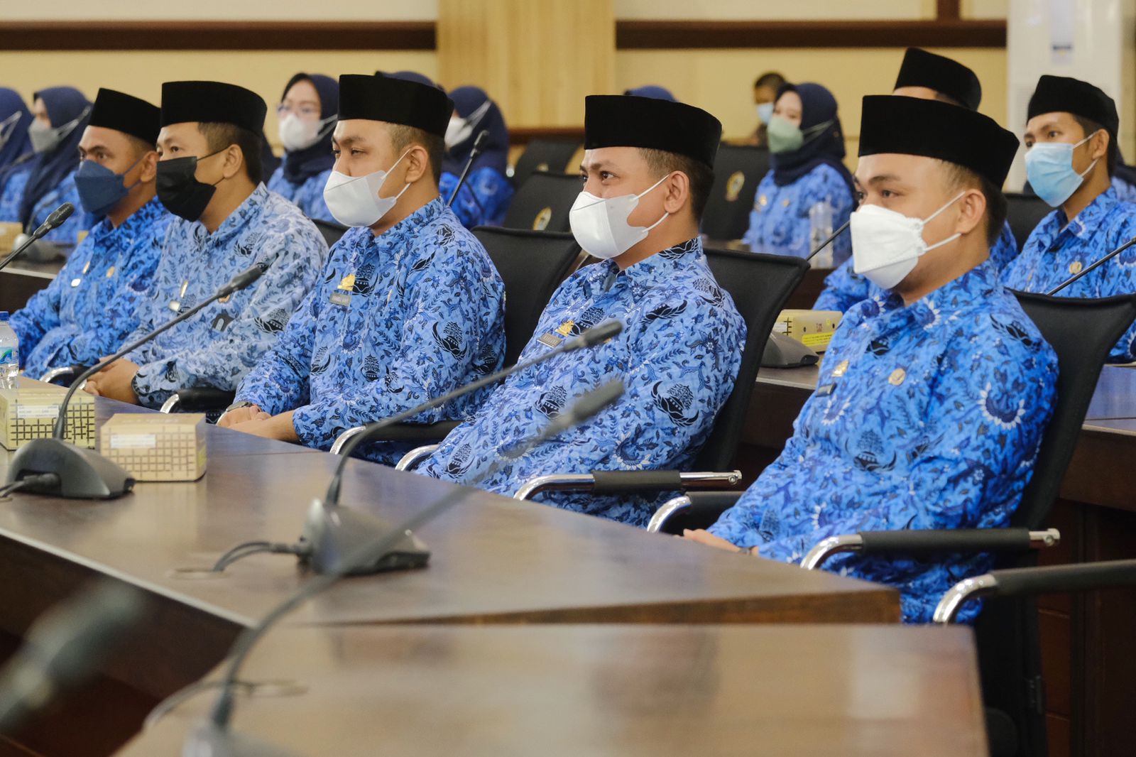 Plt Gubernur Serahkan SK ke 180 PNS