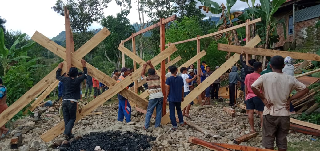 Warga Gotong Royong Bantu Baznas Bedah Rumah