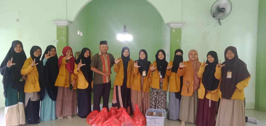 Aktualisasikan Gerakan Al-Maun, Peserta PKM TM II Bagi Sembako dan Makanan
