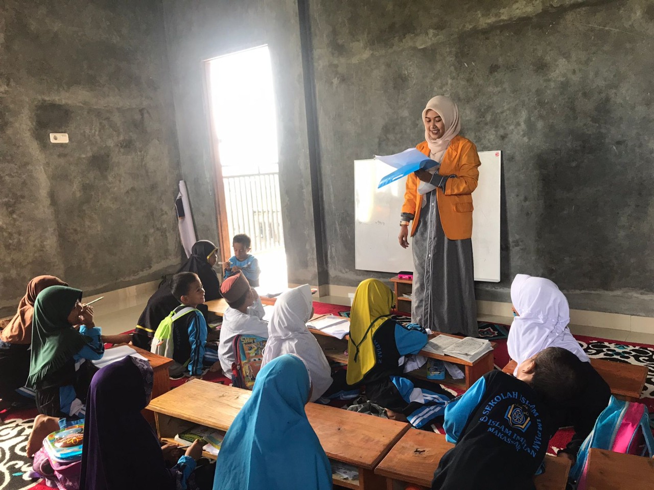 Kepekaan Sosial Mahasiswa FIP UNM Melalui Program Edukasi Kemanusiaan