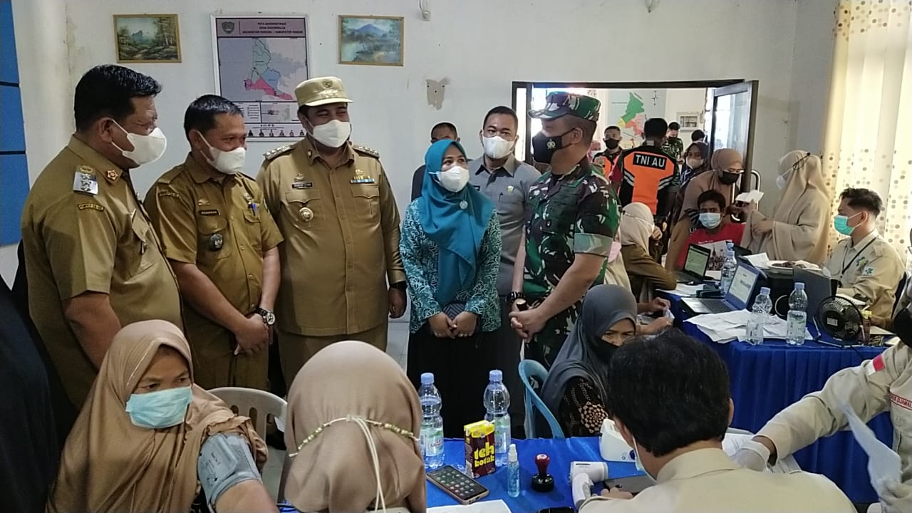 Target 300 Orang, Bupati-Danlanud  Pantau Vaksinasi di Nisombalia