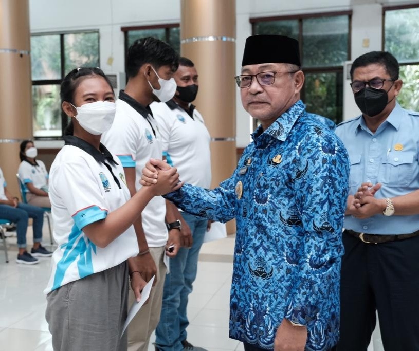 Kr Kio Serahkan Insentif Kepada Atlet Dayung Peraih Medali Pra PorProv