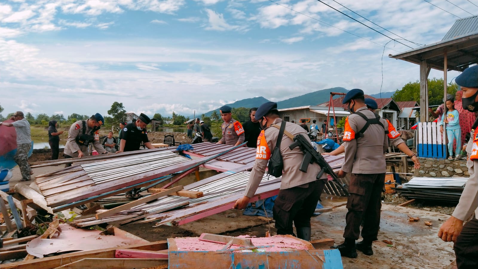 Anggota Polri Bantu Korban Terdampak Bencana
