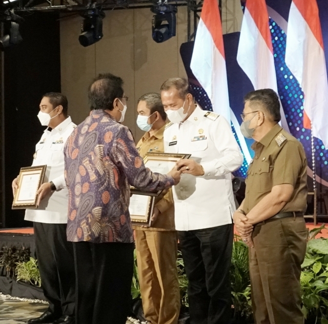 Menteri ATR Serahkan 3.550 Persil Sertifikat