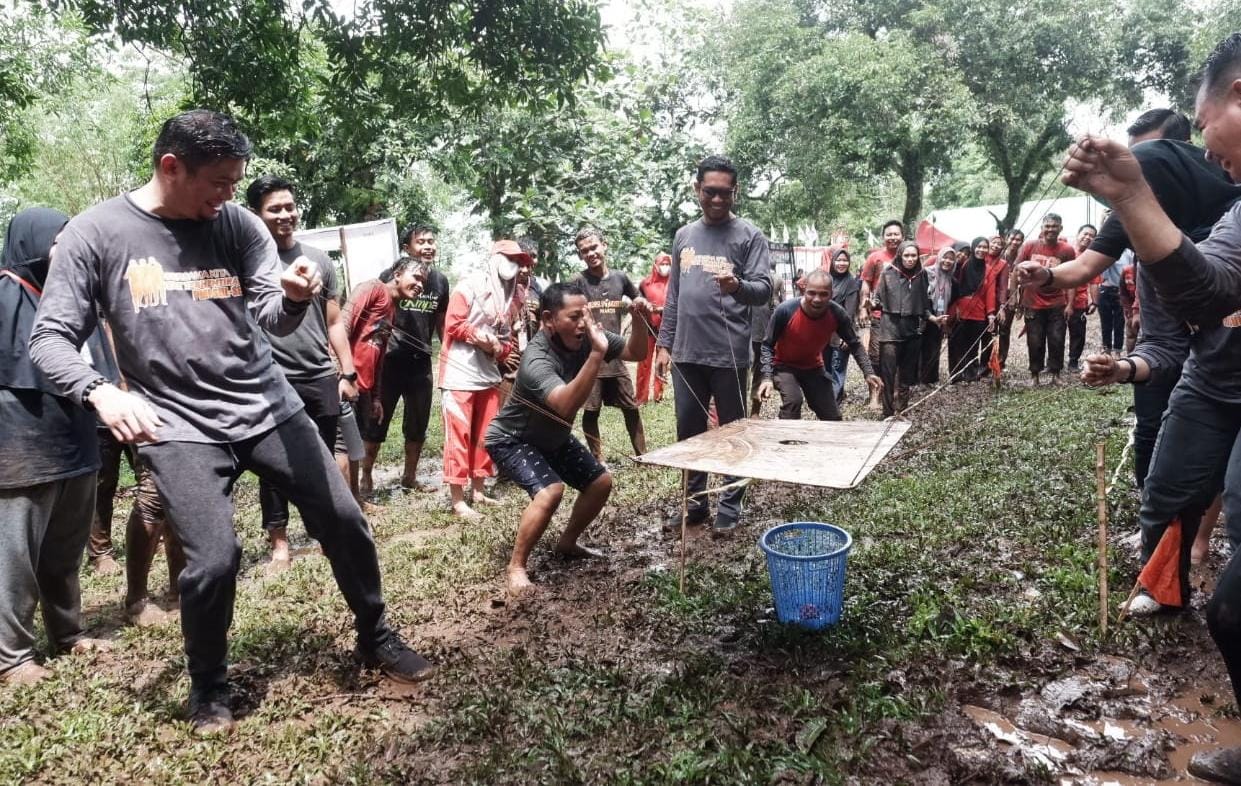 Ratusan Anggota PMI Main Lumpur di Pucak