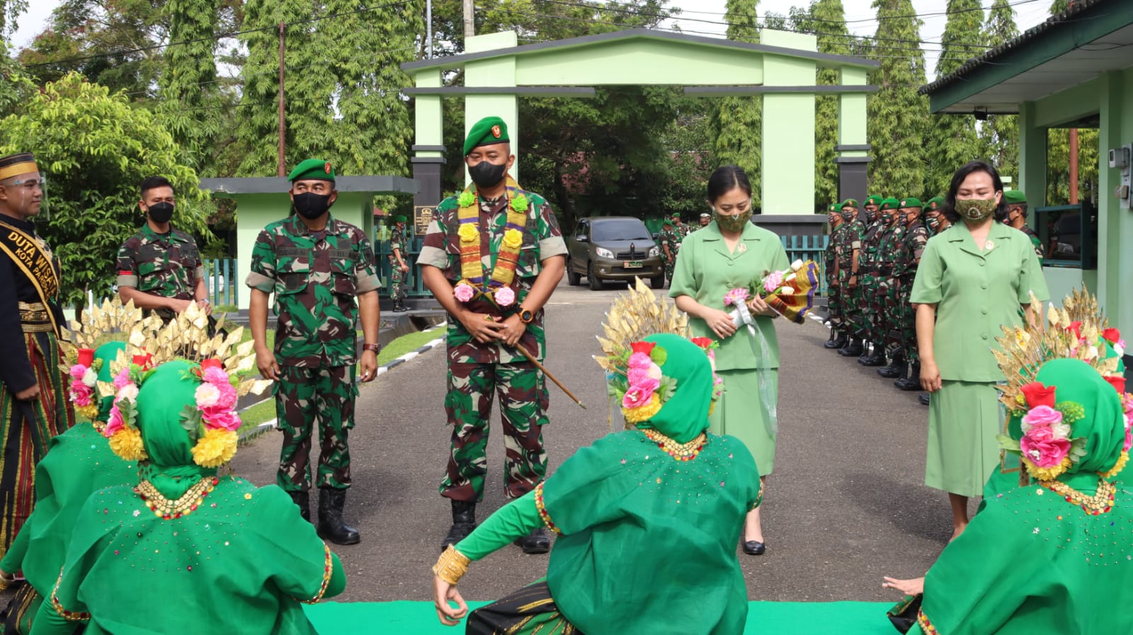 Dandim Baru Disambut Tari Paduppa