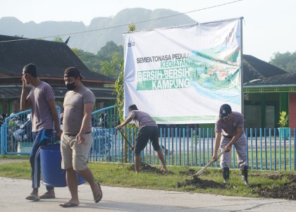 Semen Tonasa Inisiasi Bersih-bersih Kampung Bersama Warga