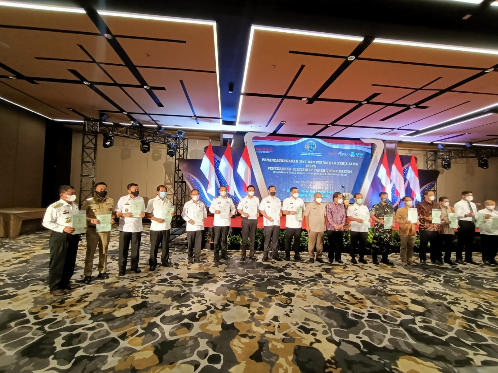 Kaswadi Terima Sertifikat Aset dari Menteri ATR/BPN