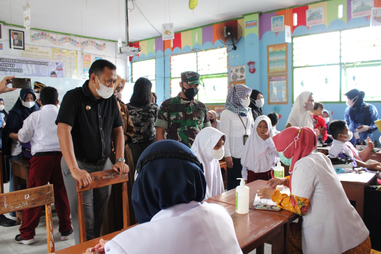 Syamsari Saksikan Vaksinasi Anak di SD Centre Pattalassang