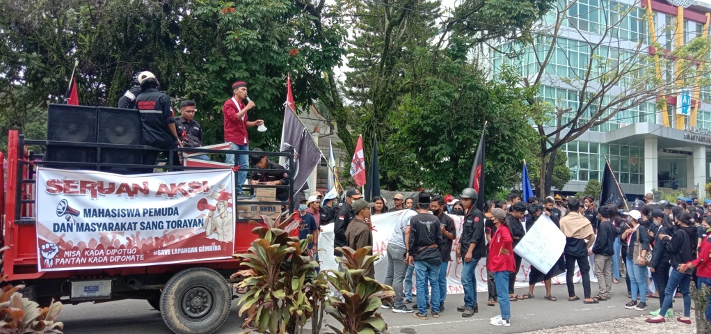 Mahasiswa dan Masyarakat Sangtorayan Kepung PN