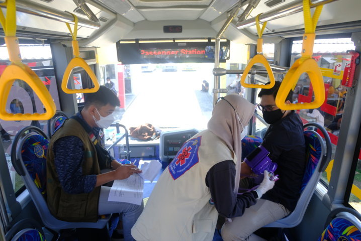 bus vaksinator untuk melayani warga kota Makassar