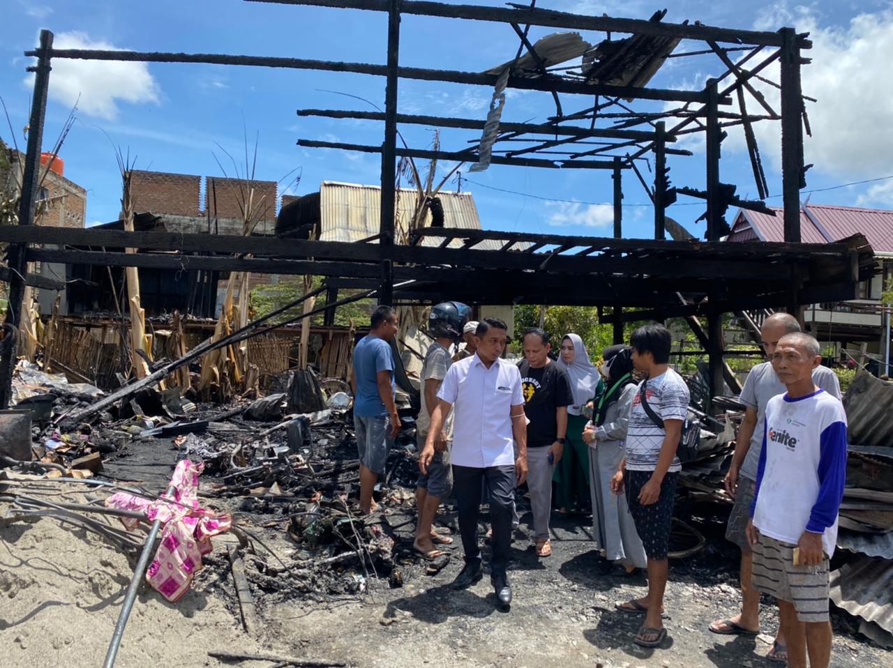 Syahar Beri Bantuan Saat Kunjungi Lokasi Kebakaran