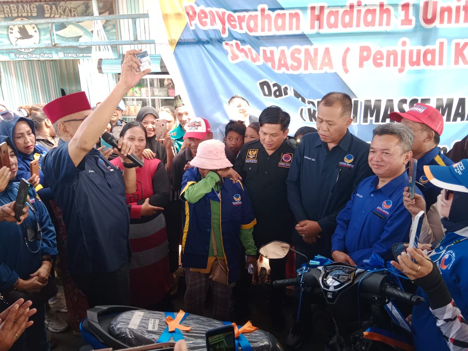 RMS Berikan Motor ke Penjual Kue Keliling di Parepare