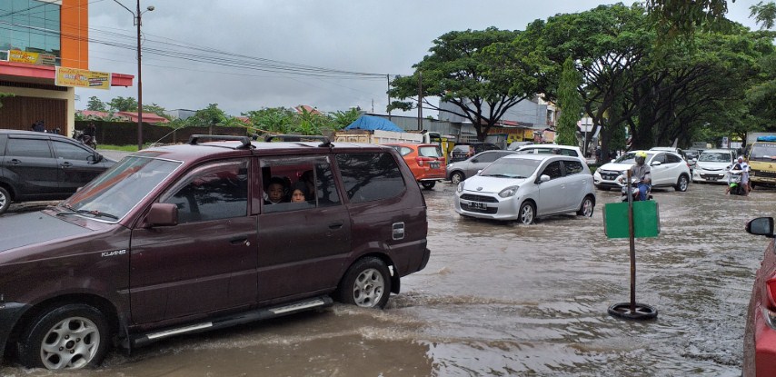 Ruas jalan poros Makassar-Gowa tepatnya di depan Toko Satu Sama menjadi salah satu titik kemacetan yang parah