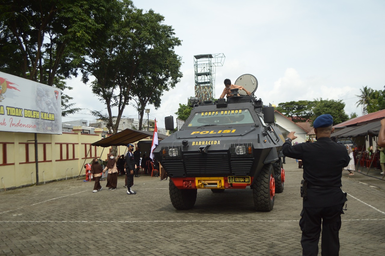 Sat Brimob Polda Sulsel Ajak Anak Ikut Vaksinasi