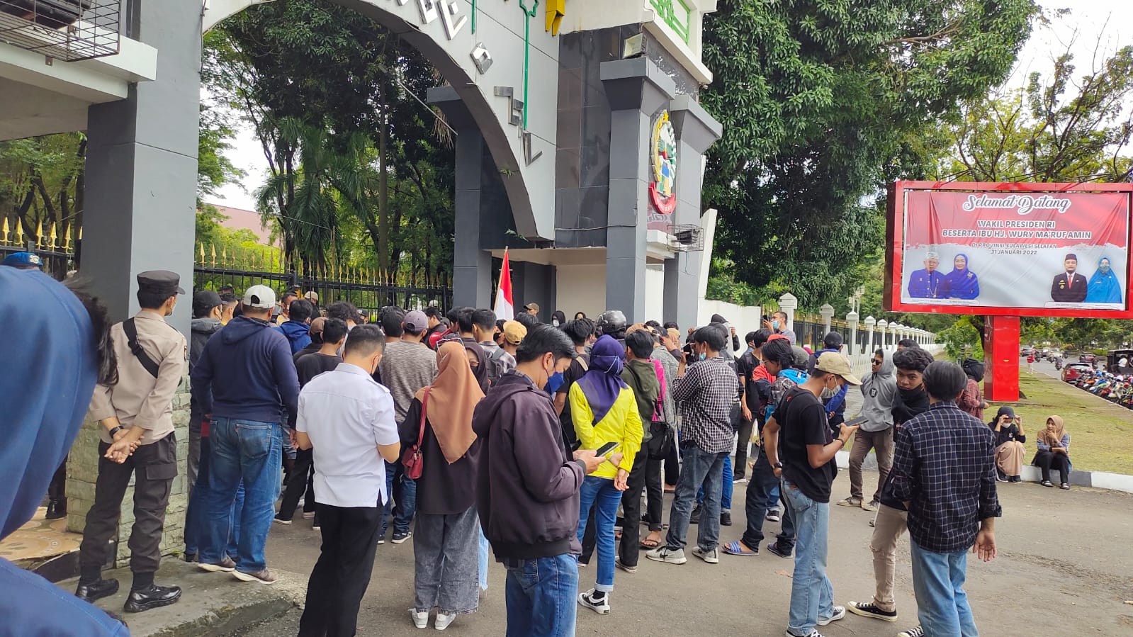 Warga Dataran Tinggi Demo di Kantor Gubernur