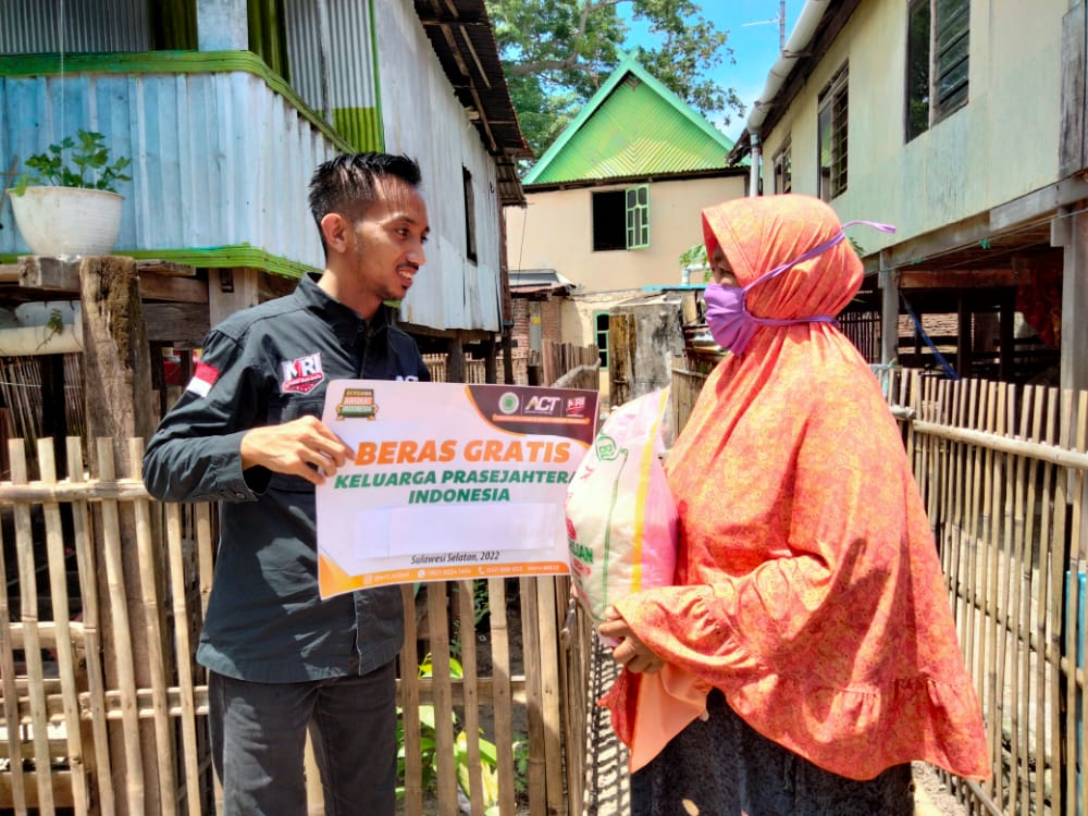 ACT Distribusi Beras Gratis untuk Warga di Pulau Terluar Barru