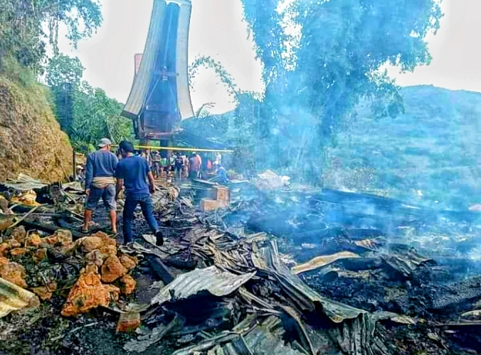Tongkonan To’barana  di Sikuku’ Terbakar
