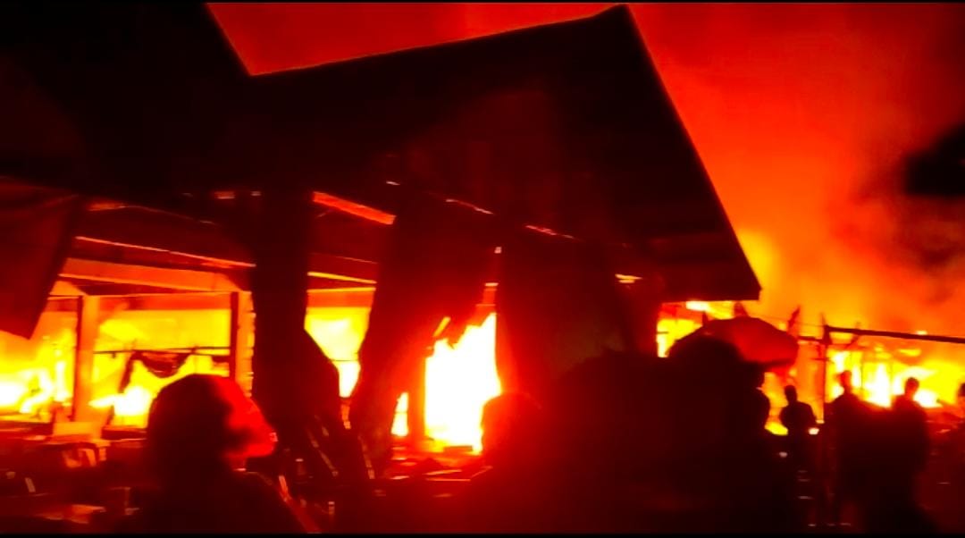 Ratusan Kios Pasar Sentral Sinjai Dilalap Si Jago Merah