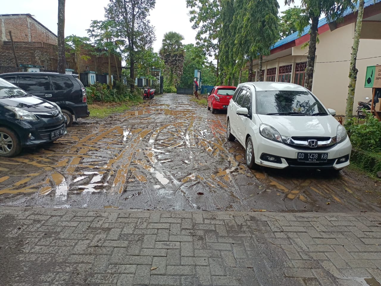 Paving Block  Mulai Dipasang di Halaman Sekolah SMP 19 Moncongloe