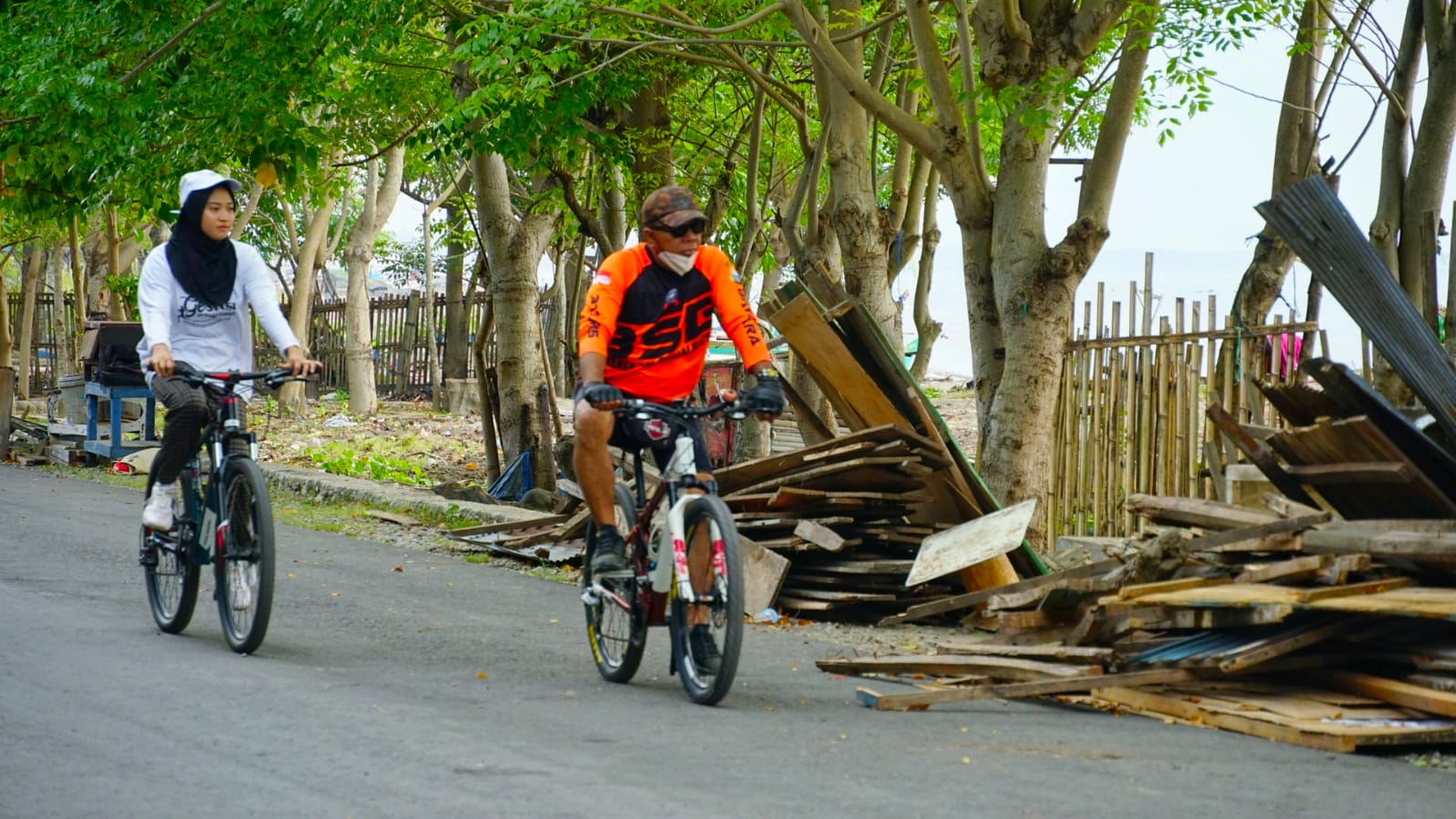 Naik Sepeda, Bupati Bulukumba Sapa Warga di Pantai Merpati