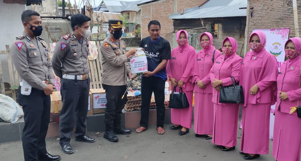 Kapolres Bulukumba dan Pengurus Bhayangkari Menyerahkan Bantuan ke  Korban Kebakaran